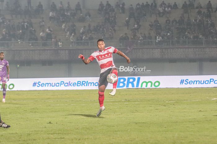 Penyerang Madura United, Hugo Gomes Dos Santos Silva, sedang menguasai bola dalam laga pekan kedelapan Liga 1 2022 di Stadion Indomilk Arena, Tangerang, Banten, 2 September 2022.