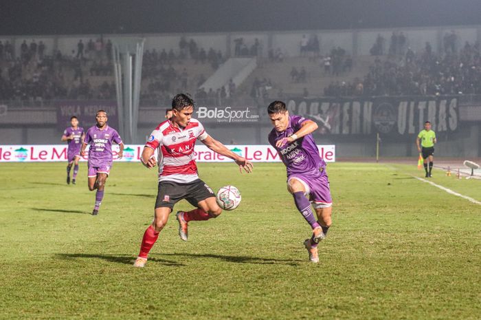 Penyerang Persita Tangerang, Ramiro Ezequiel Fergonzi (kanan), sedang berebut bola dengan bek Madura United bernama Fachruddin Aryanto (kiri) dalam laga pekan kedelapan Liga 1 2022 di Stadion Indomilk Arena, Tangerang, Banten, 2 September 2022.
