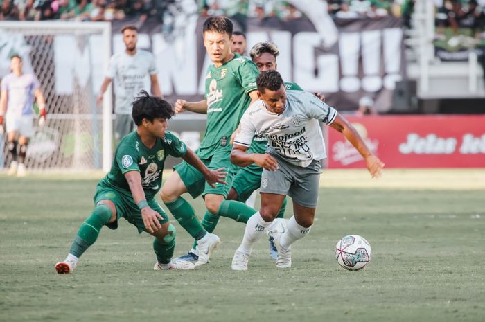 Para pemain Persebaya Surabaya dan Bali United saling berebut bola dalam laga pekan kedelapan Liga 1 2022-2023 di Stadion Gelora Bung Tomo, Surabaya, Jumat (2/9/2022)