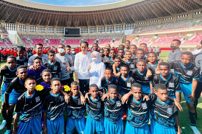 Presiden Joko Widodo resmi meluncurkan Papua Football Academy (PFA) di Stadion Lukas Enembe, Sentani, Papua, Rabu (31/8/2022).