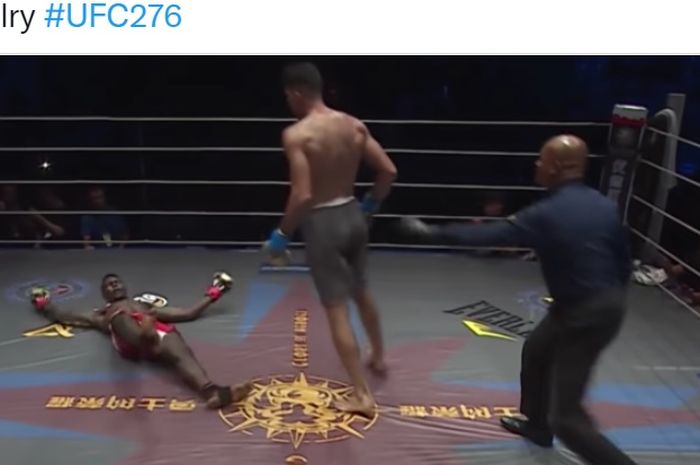 Momen raja kelas menengah UFC, Israel Adesanya, kalah KO dari Alex Pereira dalam duel kickboxing pada tahun 2017.
