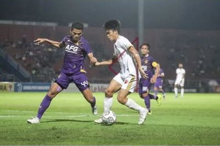Duel pemain PSM Makassar Vs Persik Kediri.