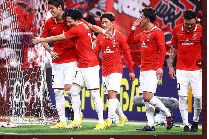 Para pemain klub Liga Jepang, Urawa Red Diamonds, saat merayakan gol.