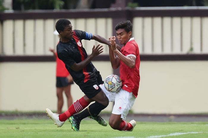 Suasana laga uji coba timnas U-19 Indonesia melawan Persis U-20.