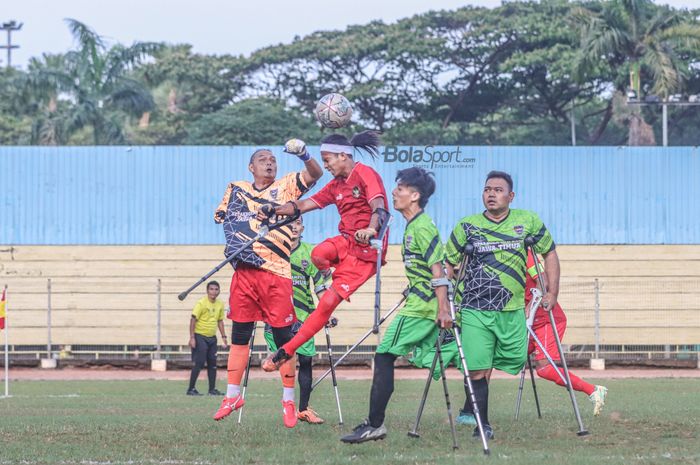 Pemain timnas amputasi Indonesia, Bahiri (jersey merah), sedang menyundul bola ketika bertanding di Stadion Soemantri Brodjonegoro, Kuningan, Jakarta, 3 September 2022.