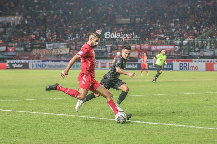 Penyerang Persija Jakarta, Abdulla Yusuf (kanan), sedang akan menendang bola dan dibayangi pemain Bhayangkara FC bernama Finky Pasamba (kanan) dalam laga pekan kedelapan Liga 1 2022 di Stadion Patriot Candrabhaga, Bekasi, Jawa Barat, 3 September 2022.