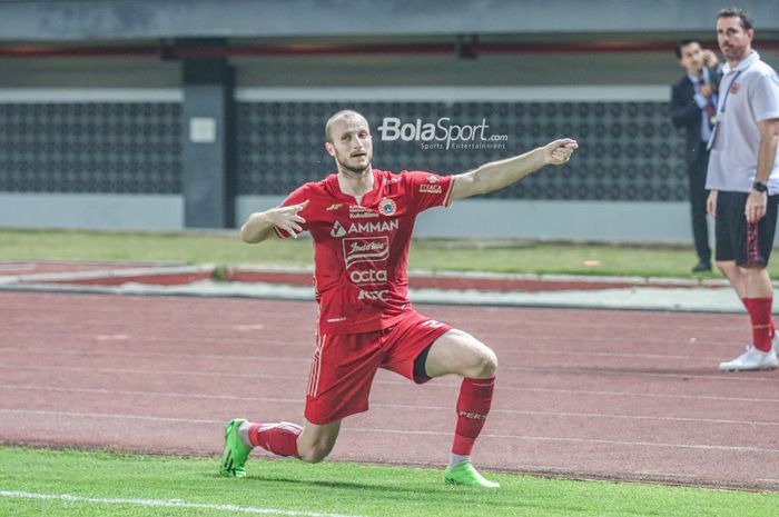 Striker Persija Jakarta, Michael Krmencik, nampak melakukan selebrasi seusai mencetak gol dalam laga pekan kedelapan Liga 1 2022 di Stadion Patriot Candrabhaga, Bekasi, Jawa Barat, 3 September 2022.