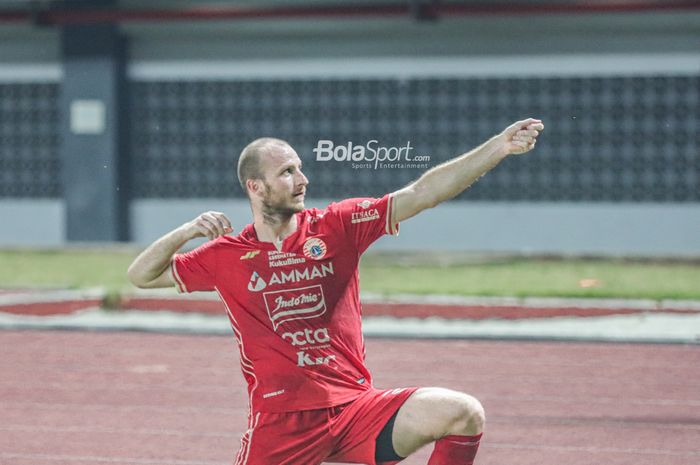 Striker Persija Jakarta, Michael Krmencik, nampak melakukan selebrasi seusai mencetak gol dalam laga pekan kedelapan Liga 1 2022 di Stadion Patriot Candrabhaga, Bekasi, Jawa Barat, 3 September 2022.