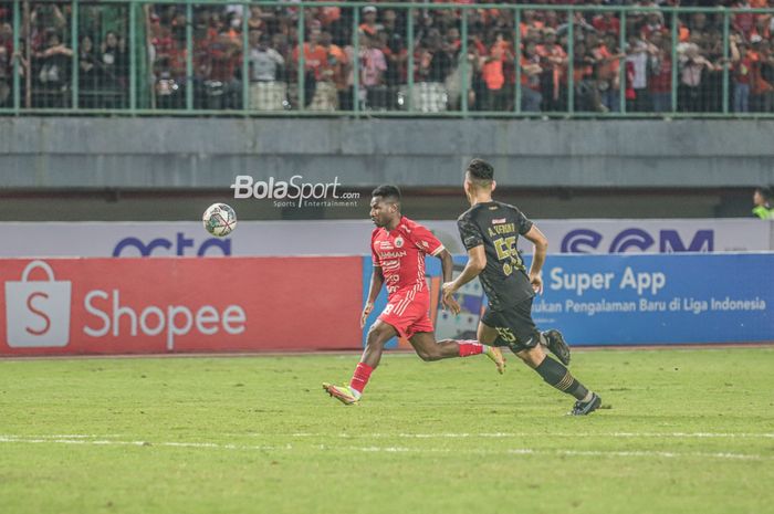 Penyerang Persija Jakarta, Ricky Cawor (kiri), sedang menguasai bola ketika bertanding dalam laga pekan kedelapan Liga 1 2022 di Stadion Patriot Candrabhaga, Bekasi, Jawa Barat, 3 September 2022.