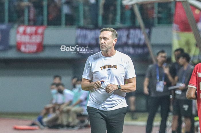 Pelatih Persija Jakarta, Thomas Doll, nampak memantau para pemainnya dalam laga pekan kedelapan Liga 1 2022 di Stadion Patriot Candrabhaga, Bekasi, Jawa Barat, 3 September 2022.