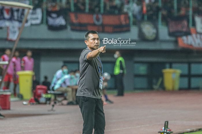 Pelatih Persita Tangerang, Widodo Cahyono Putro, sedang memberikan intruksi kepada para pemainnya dalam laga pekan kedelapan Liga 1 2022 di Stadion Patriot Candrabhaga, Bekasi, Jawa Barat, 3 September 2022.