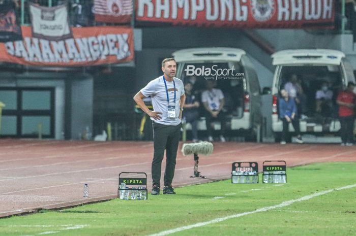 Pelatih Persija Jakarta, Thomas Doll, nampak memantau para pemainnya dalam laga pekan kedelapan Liga 1 2022 di Stadion Patriot Candrabhaga, Bekasi, Jawa Barat, 3 September 2022.