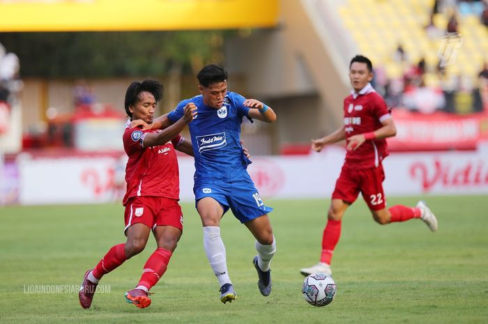 Bek PSIS Semarang, Alfeandra Dewangga (tengah) berduel dengan pemain Persis Solo, Taufik Febriyanto.