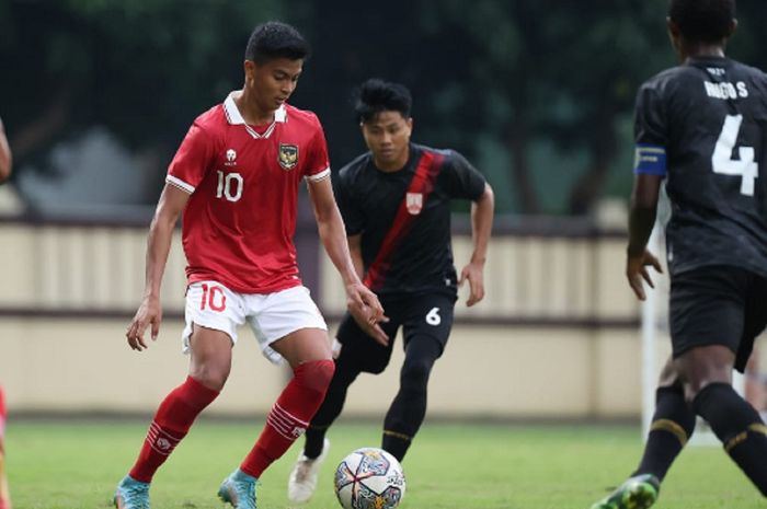 Pemain Timnas U-19 Indonesia dijaga ketat pemain Persis Solo dalam uji coba di Stadion PTIK, Jakarta, 2 September 2022.