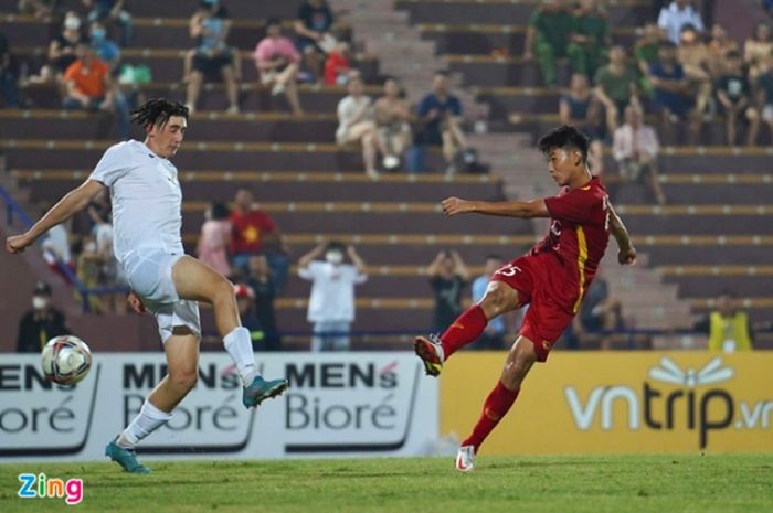 Pemain Timnas U-20 Vietnam Nguyen Dang Duong melepaskan tembakan ke arah gawang Palestina dalam uji coba di Phu Tho, 3 September 2022.