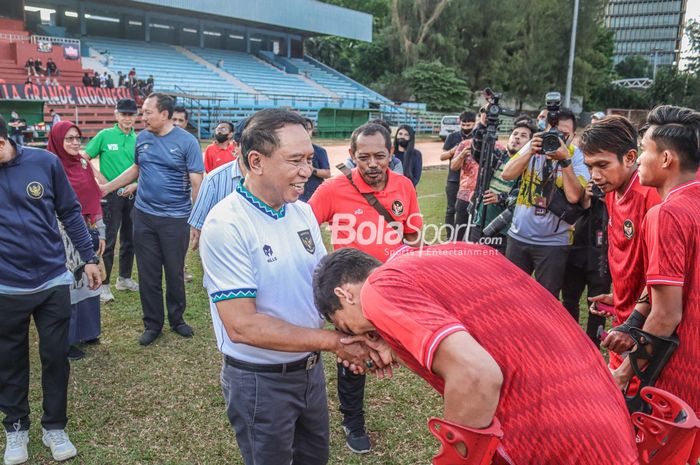 Menteri Pemuda dan Olahraga Republik Indonesia, Zainudin Amali (jersey putih), sedang menyapa para pemain timnas amputasi Indonesia di Stadion Soemantri Brodjonegoro, Kuningan, Jakarta, 3 September 2022.