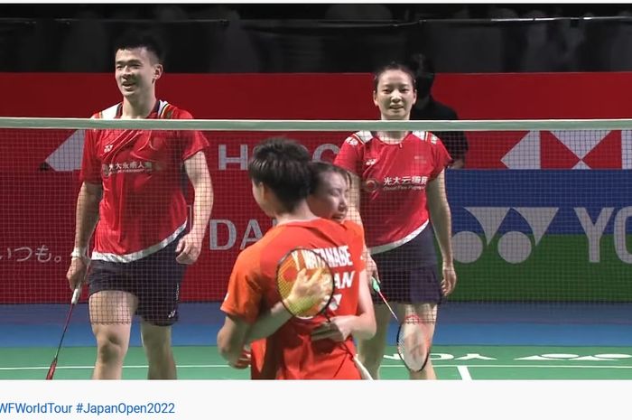 Pasangan ganda campuran Jepang, Yuta Watanabe/Arisa Higashino (jersey jingga), mengalahkan Zheng Si Wei/Huang Ya Qiong (China) pada semifinal Japan Open 2022 di Maruzen Intec Arena, Osaka, Jepang, 3 September 2022.