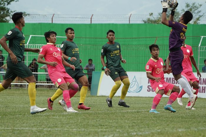Laga Liga 2 antara Persipal (hijau) melawan Sulut United di Stadion Gawalise, Palu, Minggu (4/9/2022).