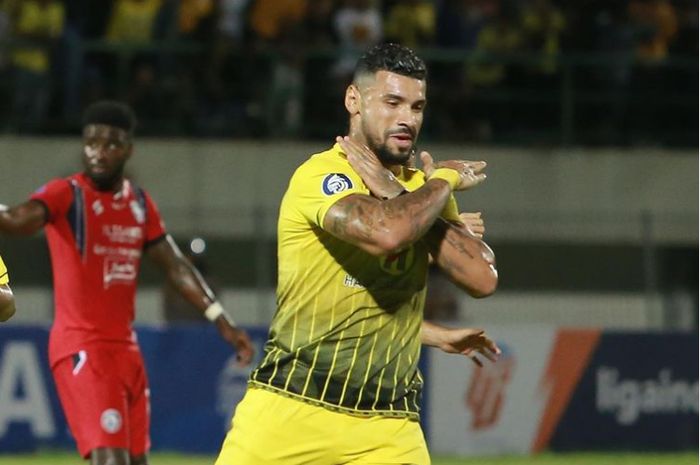 Pemain Barito Putera, Renan Alves saat selebrasi setelah mencetak gol ke gawang Arema FC pada pekan kedelapan Liga 1 2022-2023 di Stadion Demang Lehman, Martapura, Minggu (4/9/2022).