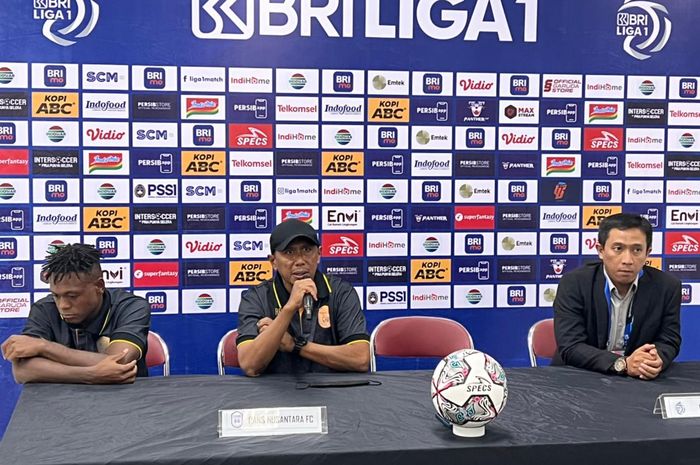Pelatih RANS Nusantara FC, Rahmad Darmawan dan David Lally dalam jumpa pers seusai melawan Persib Bandung dalam laga pekan kedelapan Liga 1 2022-2023 di Stadion Gelora Bandung Lautan Api, Bandung, Minggu (4/9/2022).