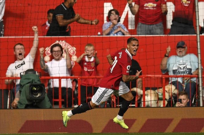 Penyerang Manchester United, Antony, merayakan golnya ke gawang Arsenal dalam partai Liga Inggris 2022-2023 di Old Trafford.