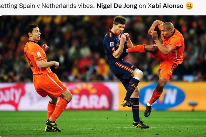 Pada laga final Piala Dunia 2010 di Afrika Selatan, pemain berdarah Indonesia yang memperkuat timnas Belanda, menghujamkan tendangan karate ke dada Xabi Alonso.