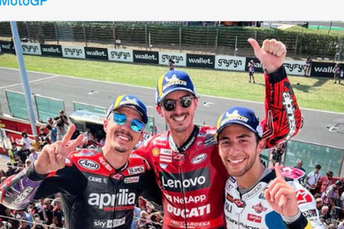 Pembalap Ducati Lenovo Team, Francesco Bagnaia (tengah) merayakan kemenangan pada balapan seri ke-14 MotoGP San Marino 2022 di Sirkuit Misano, Minggu (4/9/2022).