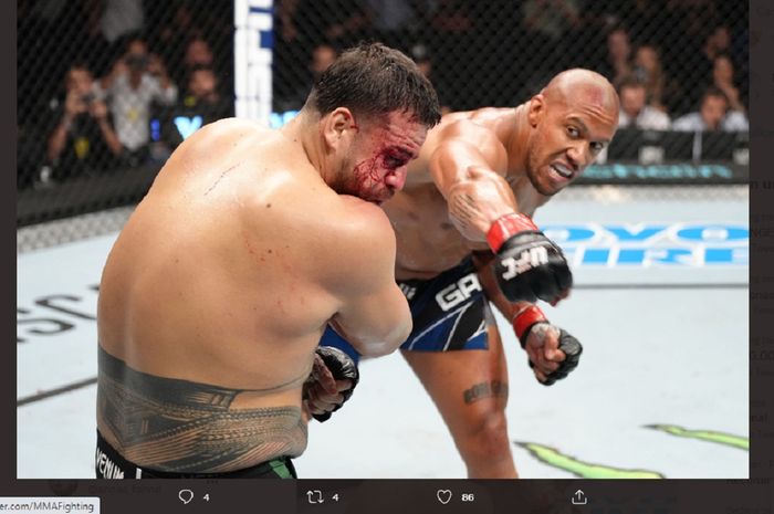 Aksi dua petarung kelas berat UFC, Ciryl Gane menghadapi Tai Tuivasa pada UFC Paris, Minggu (3/9/2022) dinihari WIB di Accor Arena, Paris, Prancis