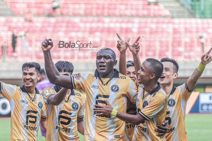 Penyerang Bekasi FC, Herman Dzumafo (tengah), melakukan selebrasi bersama rekan-rekannya setelah mencetak gol dalam laga pekan kedua Liga 2 2022 di Stadion Patriot Candrabhaga, Bekasi, Jawa Barat, 5 September 2022.