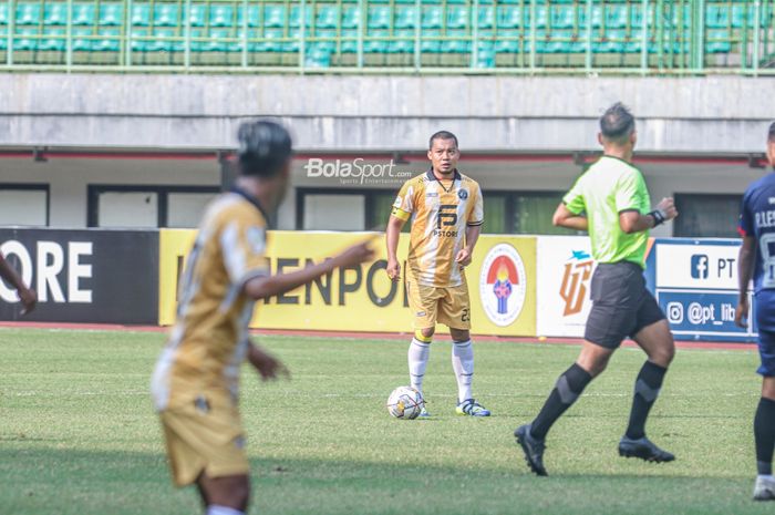 Bek Bekasi FC, Hamka Hamzah (kanan), sedang menguasai bola ketika bertanding dalam laga pekan kedua Liga 2 2022 di Stadion Patriot Candrabhaga, Bekasi, Jawa Barat, 5 September 2022.