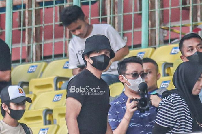 Chairman Bekasi FC, Atta Halilintar (topi hitam), nampak hadir menyaksikan tim kesayangannya bertanding dalam laga pekan kedua Liga 2 2022 di Stadion Patriot Candrabhaga, Bekasi, Jawa Barat, 3 September 2022.