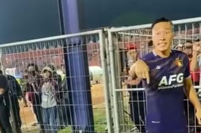 Pemain Persik Kediri, Arthur Irawan mengklarifikasi aksinya yang marah-marah kepada suporter pasca -kalah dari PSM Makassar, Jumat (2/9/2022).