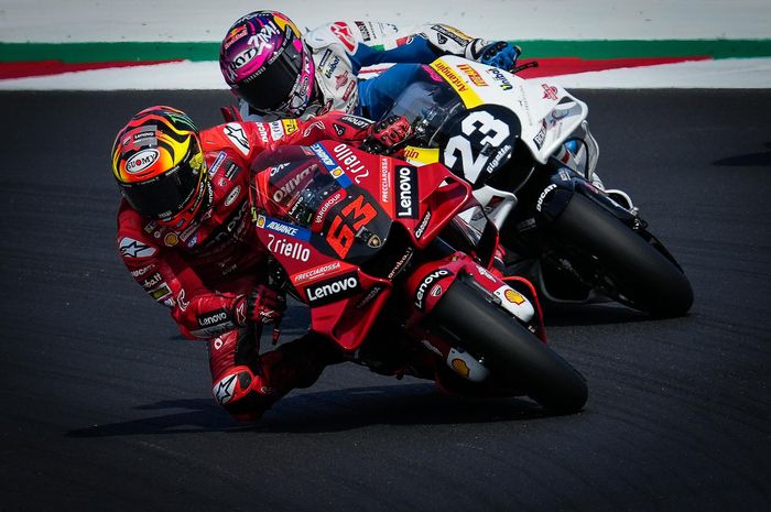 Pembalap Ducati Lenovo, Francesco Bagnaia, bertarung dengan Enea Bastianini dari Gresini Racing saat balapan MotoGP San Marino 2022 di Sirkuit Misano, Italia, Minggu, 4 September 2022