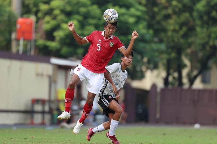 Pemain Timnas U-20 Indonesia melompat untuk menyundul bola dibayangi pemain Persija Jakarta U-18 dalam uji coba di Stadion PTIK, Jakarta, 5 September 2022.
