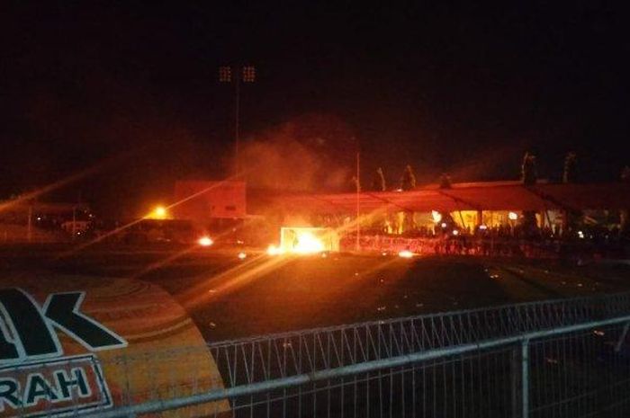Penonton membakar papan reklame sponsor di tribun E Stadion H Dimurthala, Banda Aceh, Senin (5/9/2022) malam. 
