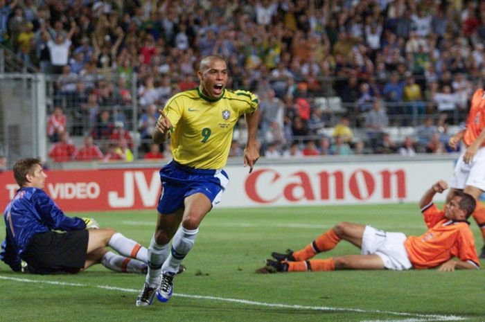 Ronaldo merayakan golnya dalam duel timnas Brasil vs Belanda pada semifinal Piala Dunia 1998 di Velodrome, Marseille (7/7/1998).