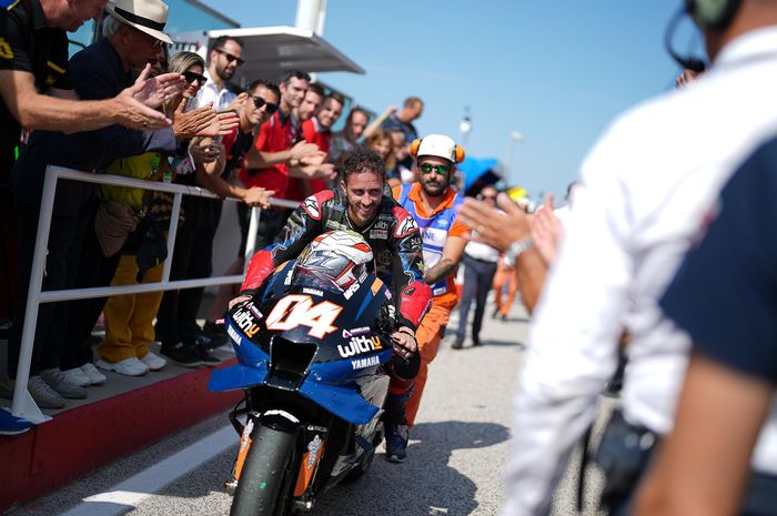 Pembalap RNF Yamaha Andrea Dovizioso mendapatkan sambutan pada balapan terakhirnya di kelas utama dalam seri MotoGP San Marino 2022, Minggu (4/9/2022)