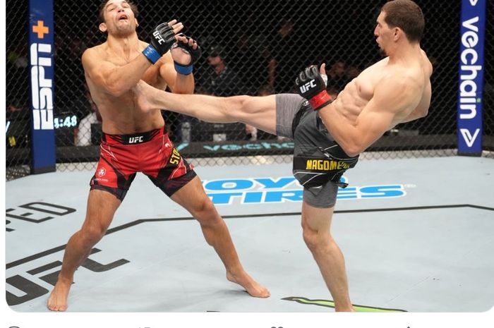 Aksi Abus Magomedov meng-KO lawannya dalam gelaran UFC Paris, Sabtu (3/9/2022). 