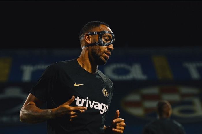 Pierre-Emerick Aubameyang menjalani sesi latihan bersama Chelsea dengan mengenakan pelindung muka.