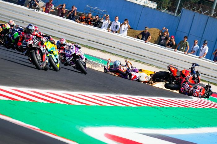 Momen kekacauan terjatuhnya tiga pembalap, Johann Zarco, Pol Espargaro, dan Michele Pirro pada MotoGP San Marino 2022 (4/9/2022) di Sirkuit Misano. 