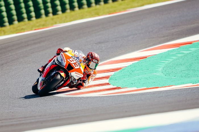 Aksi pembalap Repsol Honda, Marc Marquez, dalam tes resmi MotoGP di Sirkuit Misano, Italia, 6 September 2022.