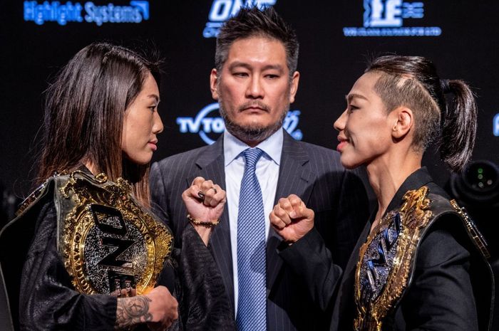 Angela Lee (kiri) akan menantang Xiong Jing Nan dalam laga perebutan sabuk juara kelas jerami perempuan ONE Championship dalam ajang ONE Fight Night 2 pada 1 Oktober 2022. 