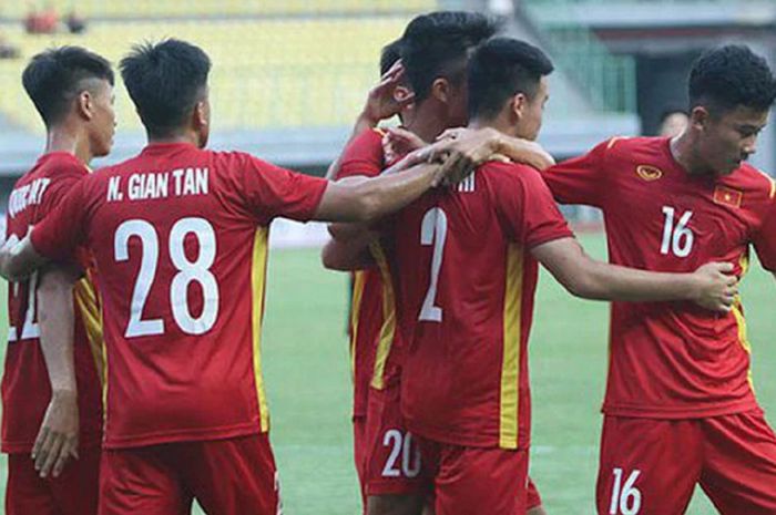 Para pemain Timnas U-20 Vietnam selebrasi kemenangan atas Hongkong dalam Kualifikasi Piala Asia U-20 2023.
