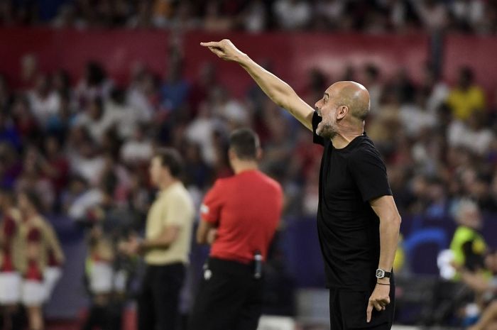 Pelatih Manchester City, Pep Guardiola, memberikan instruksi kepada pasukannya dalam laga pekan pertama Liga Champions kontra Sevilla di Stadion Ramon Sanchez Pizjuan, Selasa (6/9/2022).