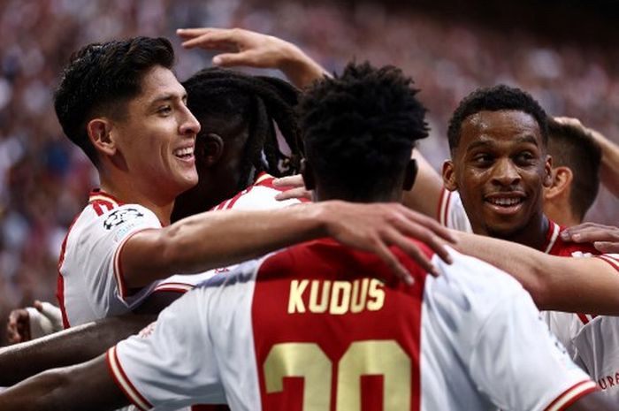 Bek Ajax, Edson Alvarez (kiri), merayakan dengan rekan satu timnya setelah mencetak gol pertama selama pertandingan babak pertama Grup A Liga Champions 2022-2023 antara Ajax Amsterdam vs  Rangers di Johan Cruijff Arena, Rabu (7/9/2022).