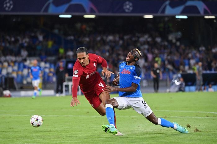 Virgil van Dijk melanggar Victor Osimhen dalam duel Napoli vs Liverpool di Stadion Diego Maradona, Naples, pada laga Liga Champions (7/9/2022).