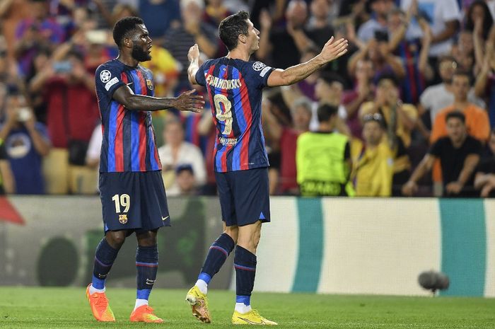 Robert Lewandowski dan Franck Kessie merayakan gol dalam duel Liga Champions antara Barcelona vs Plzen di Camp Nou (7/9/2022).