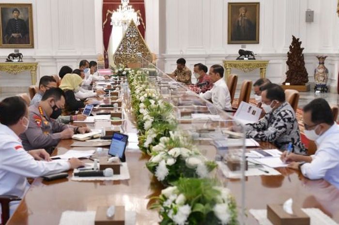 Presiden RI, Joko Widodo memimpin rapat terbatas (Ratas) terkait penyelenggaraan Piala Dunia U-20 2023 di Istana Merdeka, Jakarta Pusat, Kamis (8/9/2022). 