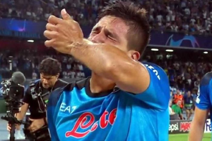 Striker Napoli Giovanni Simeone menangis sambil mencium tangannya usai membobol gawang Liverpool dalam laga pertama Grup A Liga Champions 2022-2023 di Stadion Dieogo Armando Maradona, Napoli, Kamis (8/9/2022) dini hari WIB.