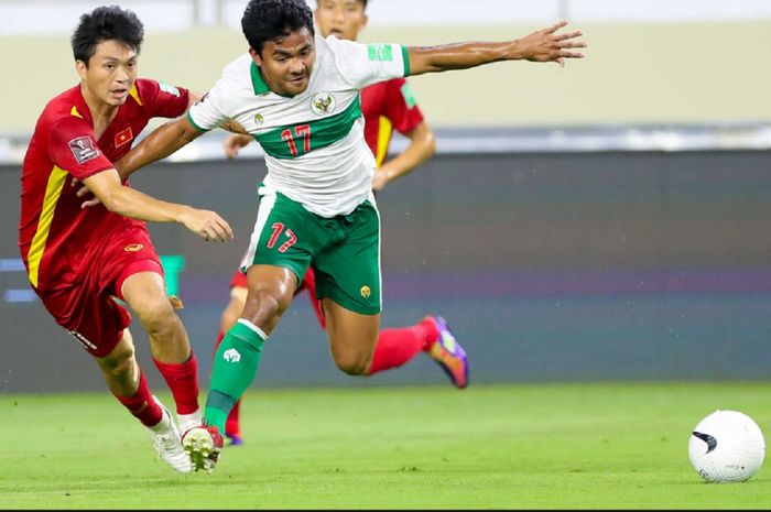 Nguyen Tuan Anh  dari Vietnam membuat pemain Timnas Indonesia Asnawi Mangkualam kerepotan dalam laga Grup G Kualifikasi Piala Dunia 2022 zona Asia di Stadion Al Maktoum, Dubai, Uni Emirat Arab, 7 Juni 2021.